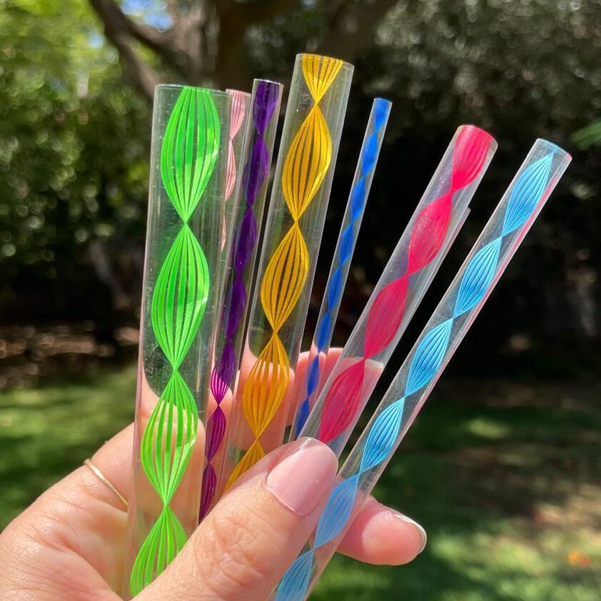 מנקדים צבעוניים מאקריליק ביד על רקע עצים