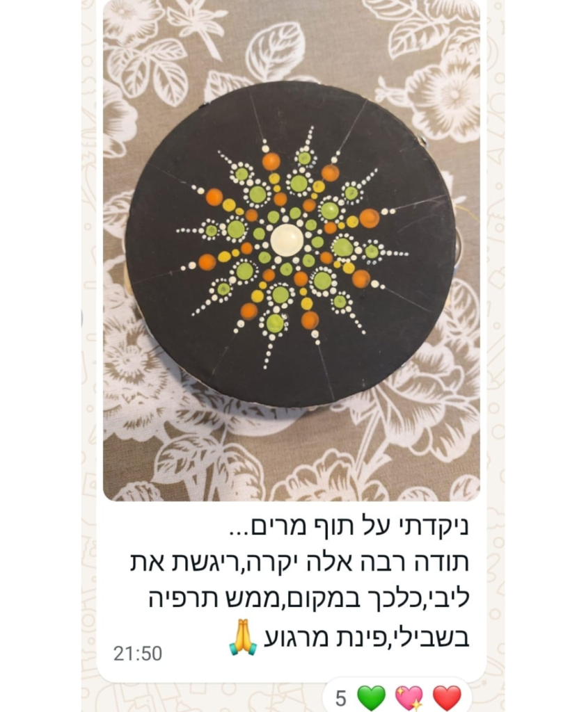 תלמידה משתפת מנדלה מנוקדת שציירה על תוף מרים
