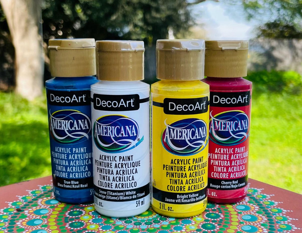 ארבעה בקבוקי צבע אקריליק DecoArt בכחול, לבן, צהוב ואדום