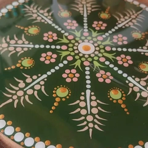 מנדלה מנוקדת ירוקה מצופה בלכה אפוקסי מבריקה